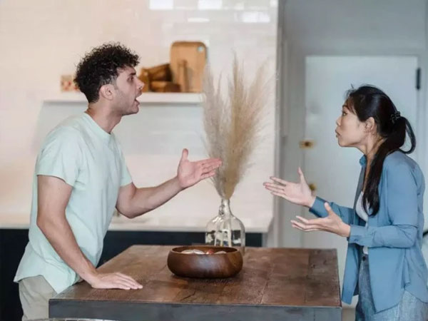 Nhìn bát cháo cháy khét đặt trước mặt, tôi lập tức gọi điện cho bố đến đón về, bất chấp lời xin lỗi của chồng