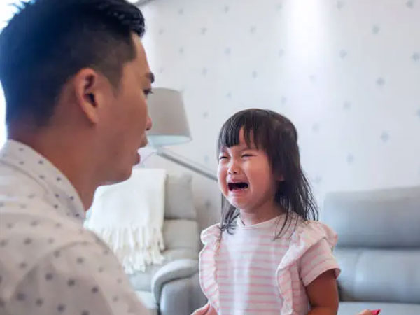 Con khóc lóc ăn vạ, cha mẹ hạng ba mắng mỏ, cha mẹ hạng hai chiều chuộng, cha mẹ hạng nhất làm điều này