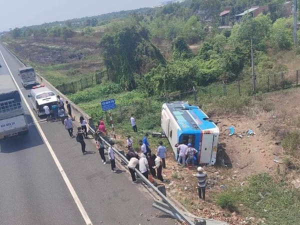 NÓNG: Lật xe trên đường cao tốc TP HCM - Trung Lương, nhiều người nhập viện