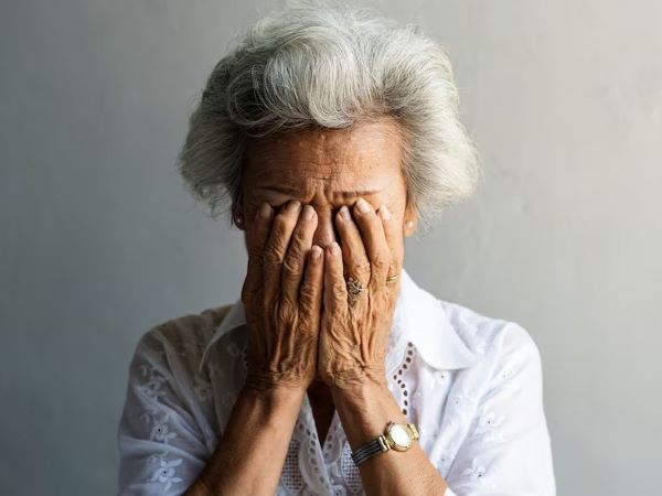 Nhìn cảnh hàng xóm xua đuổi cụ già, mẹ ngậm ngùi nói câu xót xa