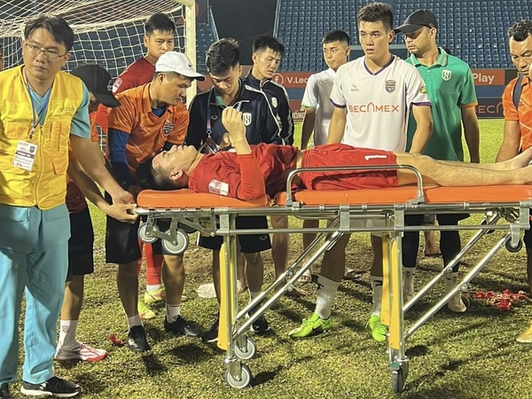 Thủ môn SLNA gục ngã, được đưa đi cấp cứu
