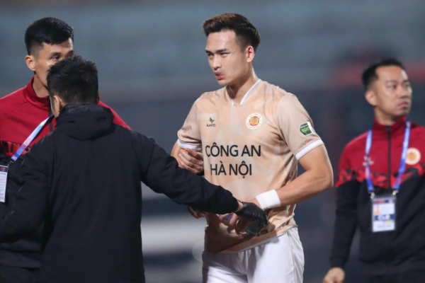 Hotboy đội tuyển Việt Nam phải khâu 24 mũi vì chấn thương, bố mẹ nghe tin khóc nghẹn vì thương con