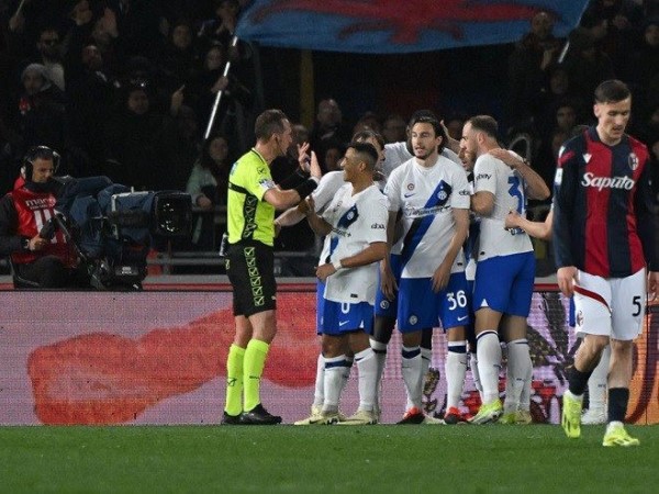 Inter giành thắng lợi thứ 10 liên tiếp tại Serie A, bỏ xa Juventus 18 điểm