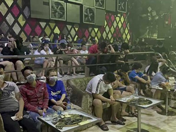 Đột kích quán bar ở TP.HCM, phát hiện hàng chục người chơi ma tuý