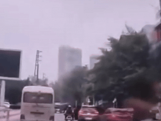 Clip: Ô tô mở cửa bất cẩn khiến một người đi xe máy bị cán tử vong