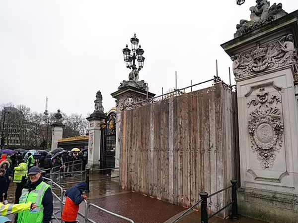 Bắt giữ tài xế lao xe vào cổng Cung điện Buckingham