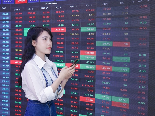 Giá vàng vọt lên đỉnh lịch sử, tỷ USD trao tay trên thị trường chứng khoán