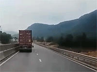 'Chèn ép' với xe CSGT trên cao tốc, tài xế container khiến người đi đường khiếp sợ
