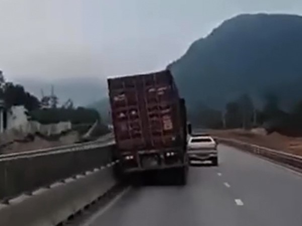 Khống chế tài xế xe container đi vào đường cấm, đâm ô tô tuần tra của CSGT