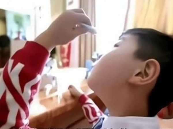 Bé 5 tuổi dùng keo 502 nhỏ mắt, mẹ cứu nguy trong 5 phút, bác sĩ: Học hỏi ngay!