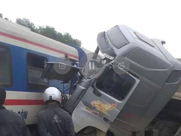 Đầu tàu SE bẹp dúm sau khi đâm vào xe tải chở cát