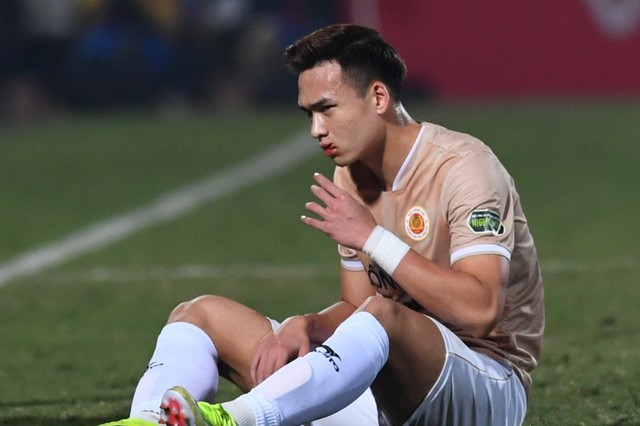 Vòng đấu 'nhập viện' và vận xui lạ kỳ liên tục ám ảnh HLV Troussier ở V.League