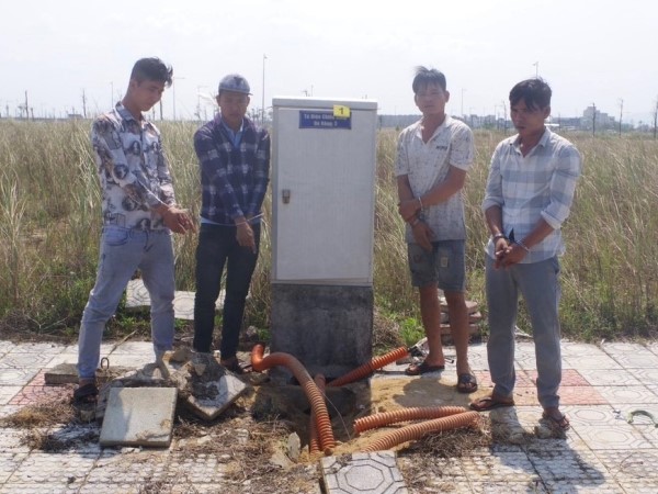 Bắt nhóm thanh niên đi ôtô, chuyên trộm cắp thiết bị điện công trình công cộng