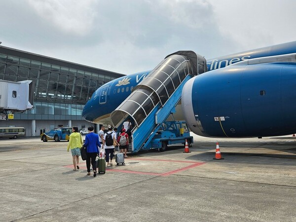 Giá vé máy bay bất ngờ giảm mạnh