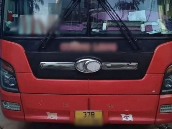Ô tô khách bỏ chạy sau khi tông chết 2 người đi xe máy