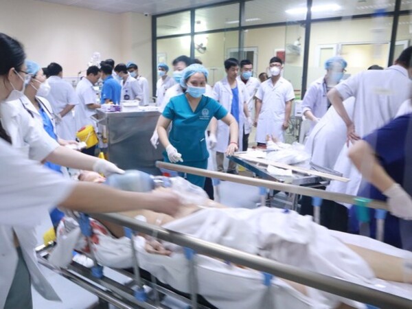 Hàng chục bác sĩ 'chạy đua' cứu cô gái trẻ biến dạng cơ thể vì xe tải cán qua người