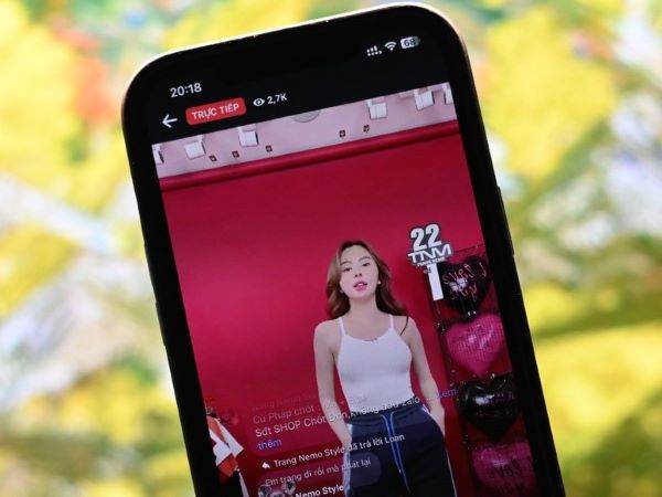 Trang 'Nemo' vẫn livestream bán quần áo trong lúc đang thi hành án tù?