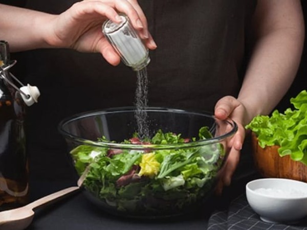 Vì sao ăn nhiều muối lại 'làm yếu' chuyện phòng the?