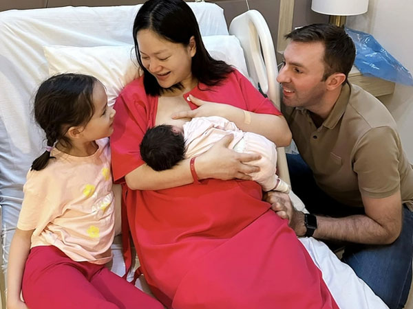 Để mặt mộc cho con ti sữa hậu sinh nở, Lan Phương trào nước mắt vì 1 câu nói của chồng ngoại quốc