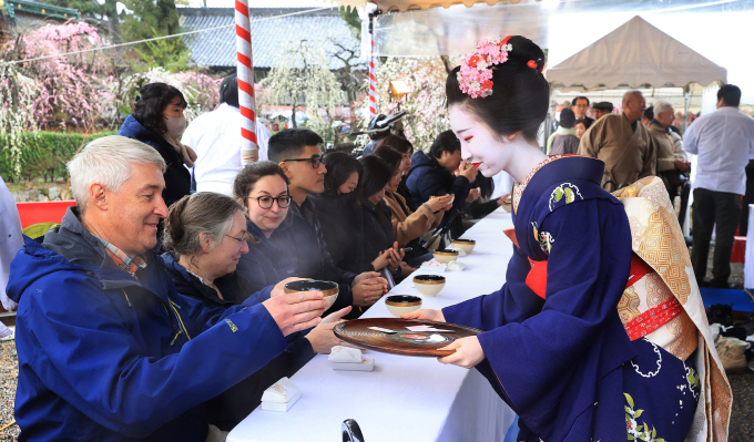 Thành phố Nhật Bản tìm cách ngăn du khách quấy rối geisha