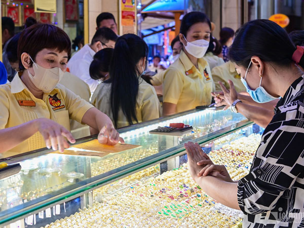 Giá vàng đang ở mức ‘đỉnh’, chuyên gia hé lộ thời điểm nên mua thêm