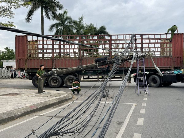 Xe container đi vào đường cấm, kéo gãy hàng loạt trụ điện hạ thế