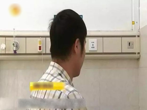 Chàng trai 20 tuổi sốt cao, hạch cổ sưng tấy liên tục 1 tuần sau khi hôn bạn gái