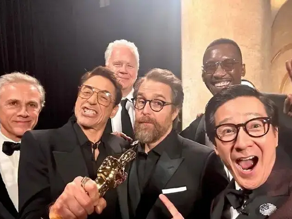 Quan Kế Huy đăng ảnh ăn mừng tượng vàng Oscar cùng Robert Downey Jr., đáp trả tranh cãi bị phớt lờ