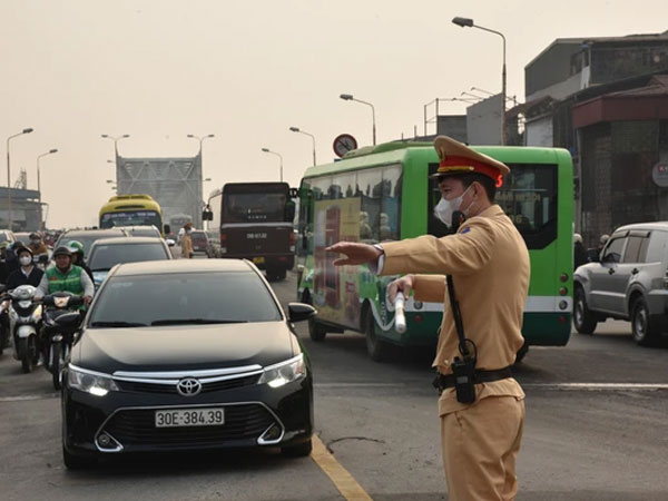 Cảnh sát giao thông Hà Nội ra quân hướng dẫn đi đúng làn trên các cầu dẫn vào trung tâm thành phố