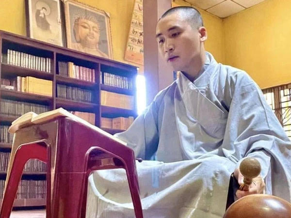 Nam ca sĩ Việt điển trai xuống tóc đi tu sau biến cố hôn nhân, giờ thấy hạnh phúc tự tại từng giây phút