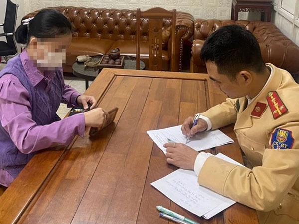 Chủ tịch TP Hà Nội ra quyết định xử phạt 'nữ tài xế xưng cháu một lãnh đạo Bộ Công an'