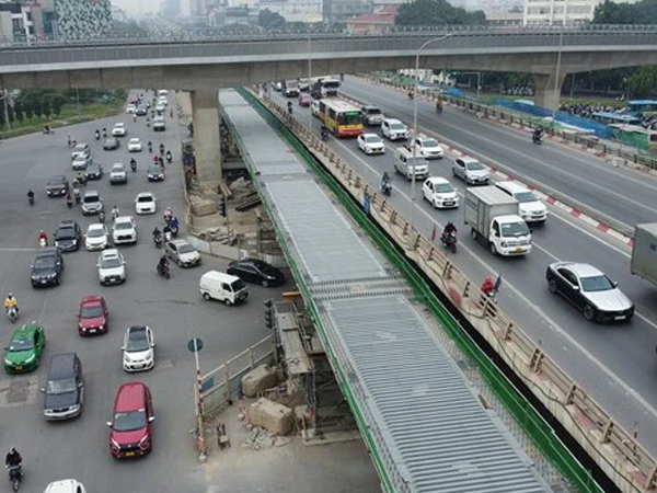 Cấm xe máy, xe thô sơ lên cầu vượt Mai Dịch
