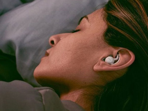 Đeo tai nghe đi ngủ suốt 2 năm, cô gái trẻ bị mất thính lực vĩnh viễn