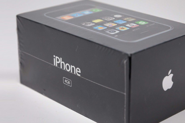 iPhone đầu tiên nguyên hộp lại được đem ra đấu giá, có thể chốt tới 2,4 tỷ đồng