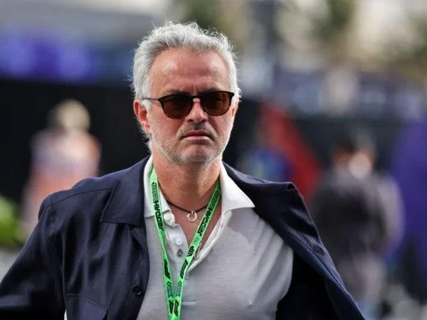 Mourinho nhận lời mời hấp dẫn về làm thầy Fred