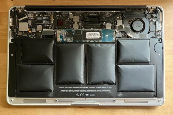 'Nếu không mở ra xem bên trong, MacBook của tôi có lẽ đã phát nổ': Thứ hiện ra trước mắt thật khó tin