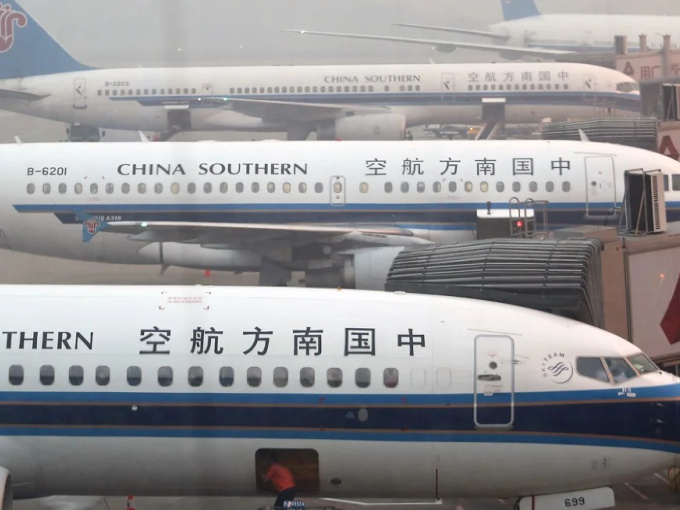 Chuyến bay Trung Quốc bị hoãn 4 tiếng do hành khách ném đồng xu và động cơ để cầu may