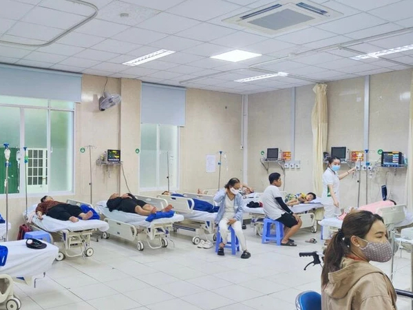 60 người nhập viện cấp cứu nghi do ngộ độc sau khi ăn cơm gà