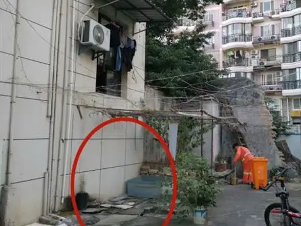Nhặt chiếc dát giường cũ đem bán, nữ lao công lớn tuổi chết lặng vì bị đòi bồi thường 600 triệu đồng