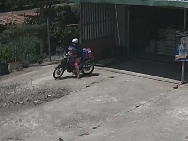 Truy tìm người phụ nữ trộm 16 thùng bia ở hai đại lý giữa ban ngày