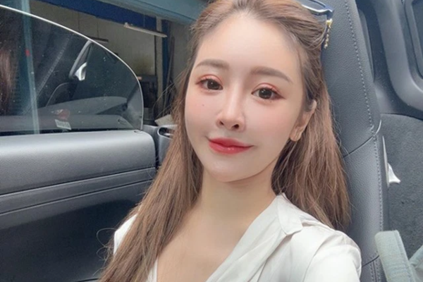 Bất chấp tai tiếng, hot girl lại diện đồ xuyên thấu nhảy múa trên sóng live