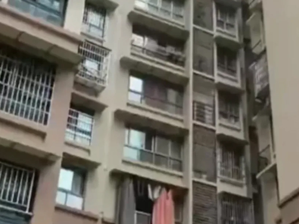 Chăm cháu rồi mải chơi bài không để ý, cả bà nội và bà ngoại không hay đứa trẻ ngã từ tầng cao xuống đất tử vong