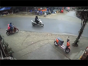 Người đàn ông chở theo trẻ nhỏ sang đường gặp tai nạn, cư dân mạng vội bình luận: 'Đi vậy thì cũng không sớm thì muộn...'