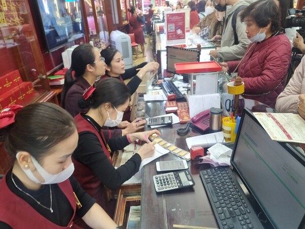 Giá vàng 'nóng bỏng tay', có thể mua bán cả... giấy hẹn
