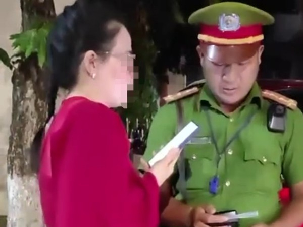 Vi phạm nồng độ cồn, nữ Thiếu tá quân nhân bị phạt 35,6 triệu đồng, tước bằng lái 23 tháng