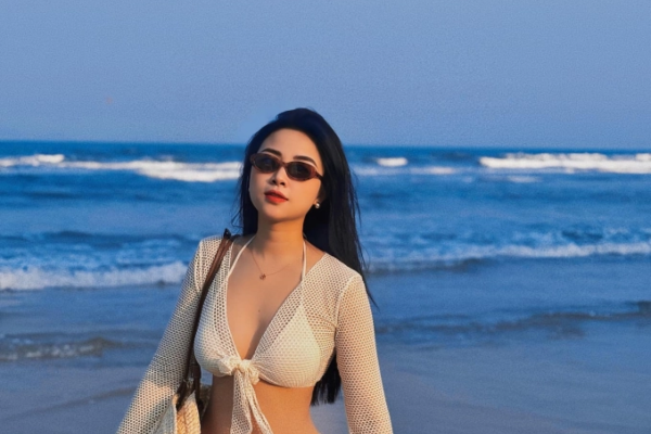 Cô chủ khách sạn khoe vóc dáng nuột nà, 3 vòng sexy thế này bảo sao Phan Văn Đức không thể rời mắt