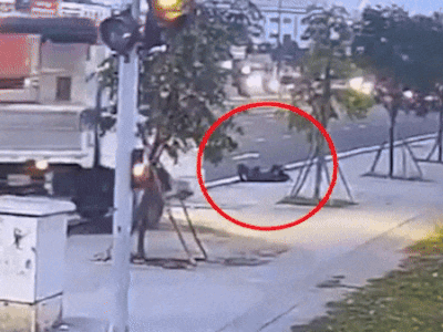 Clip: Xe tải quay đầu cán tử vong người đàn ông nằm ngủ trên vỉa hè