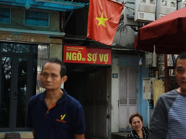Tấm biển 'ngõ không sợ vợ' ở Hà Nội bị gỡ sau khi gây sốt mạng xã hội, CĐM cảm thán: Số phận ngắn ngủi của các anh hùng