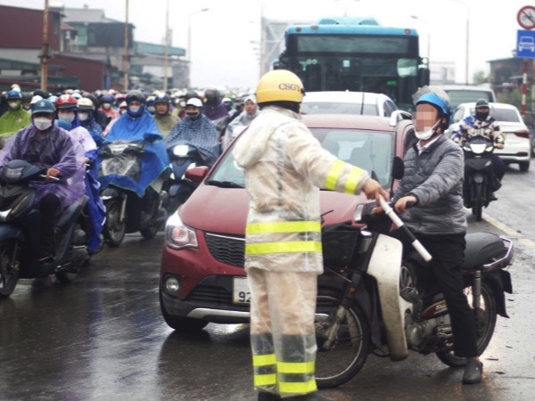 CSGT Hà Nội xử lý lỗi đi sai làn đường trên cầu, người vi phạm ngỡ ngàng