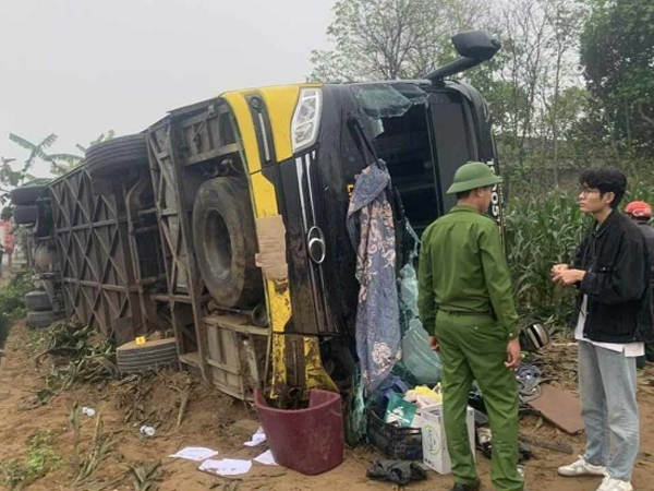Xe khách lật, nhiều người đi cấp cứu